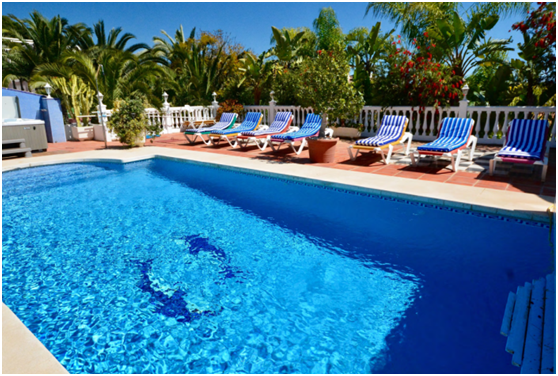 夏季游泳去室外泳池好還是室內(nèi)泳池好呢？兩者有什么區(qū)別？