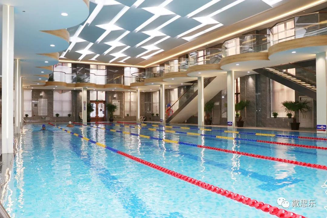 <b>北端冰天雪地的邊陲小城，是什么讓室內(nèi)恒溫游泳池想游就游！</b>