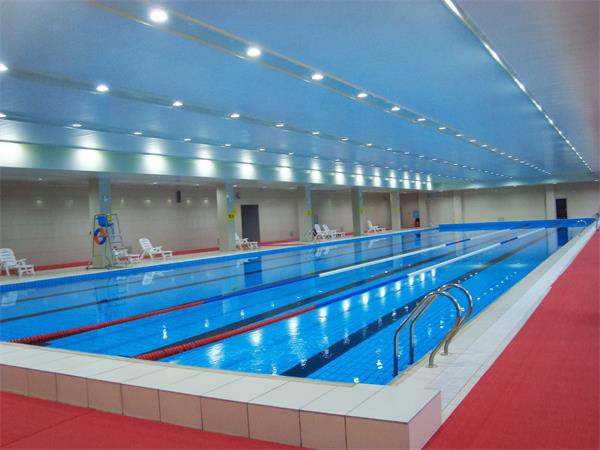 學(xué)校游泳池水質(zhì)怎么處理更干凈？