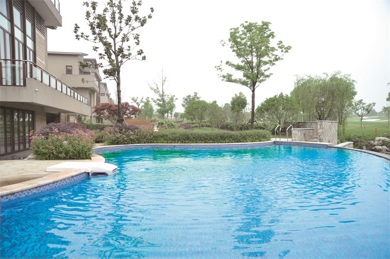 還在手動清潔泳池水底？