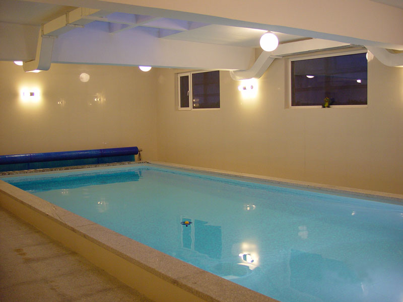 建一個室內(nèi)游泳池需要哪些設(shè)備？