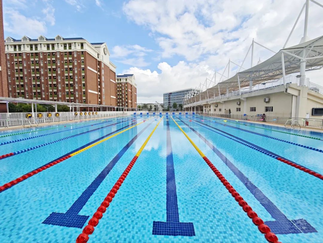 <b>游泳池清潔機(jī)器人讓清潔省心又省力，解放雙手！</b>