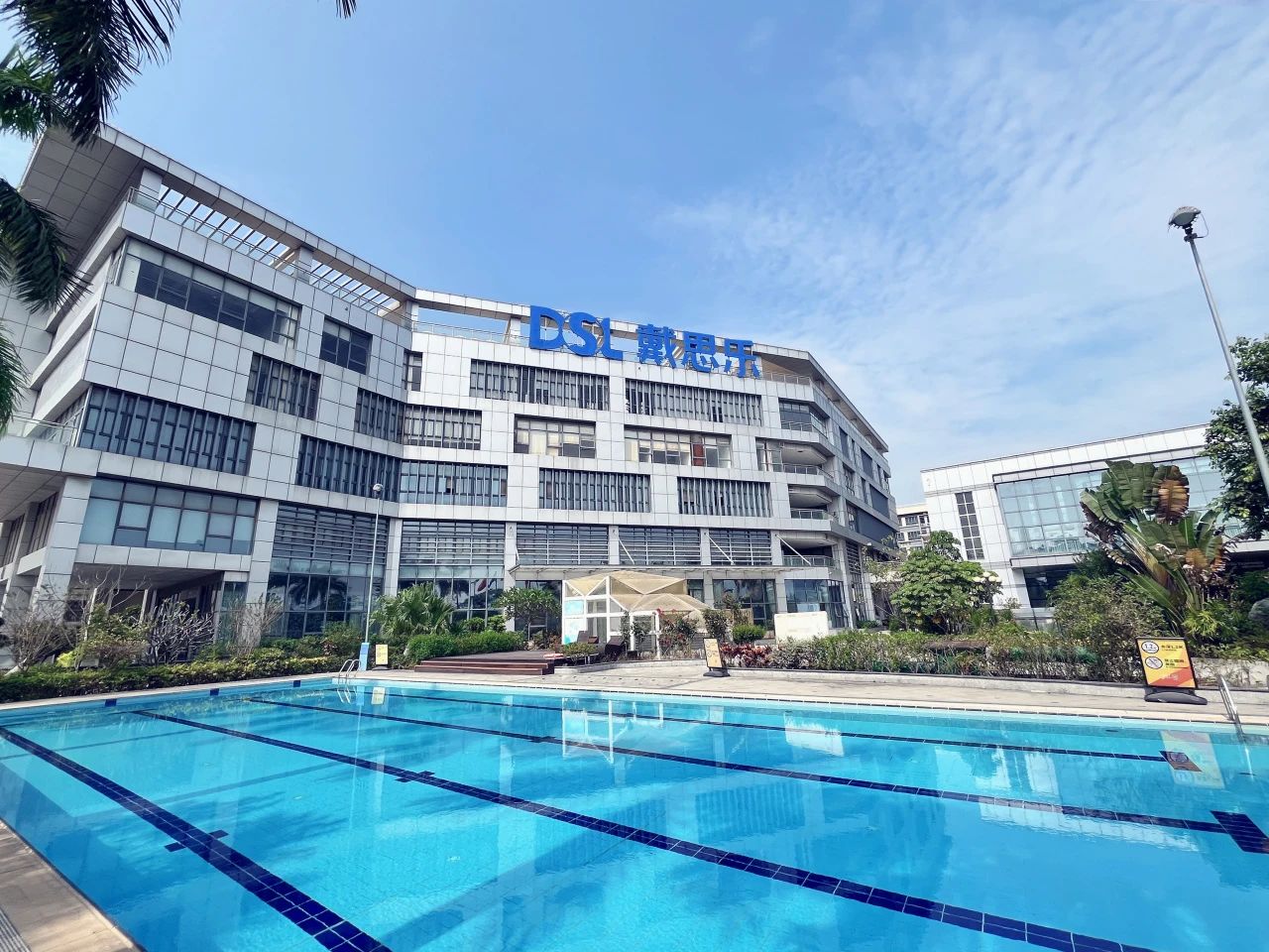 探秘泳池水底凈界，智能游泳池水底機(jī)器人打造澄澈水底世界！